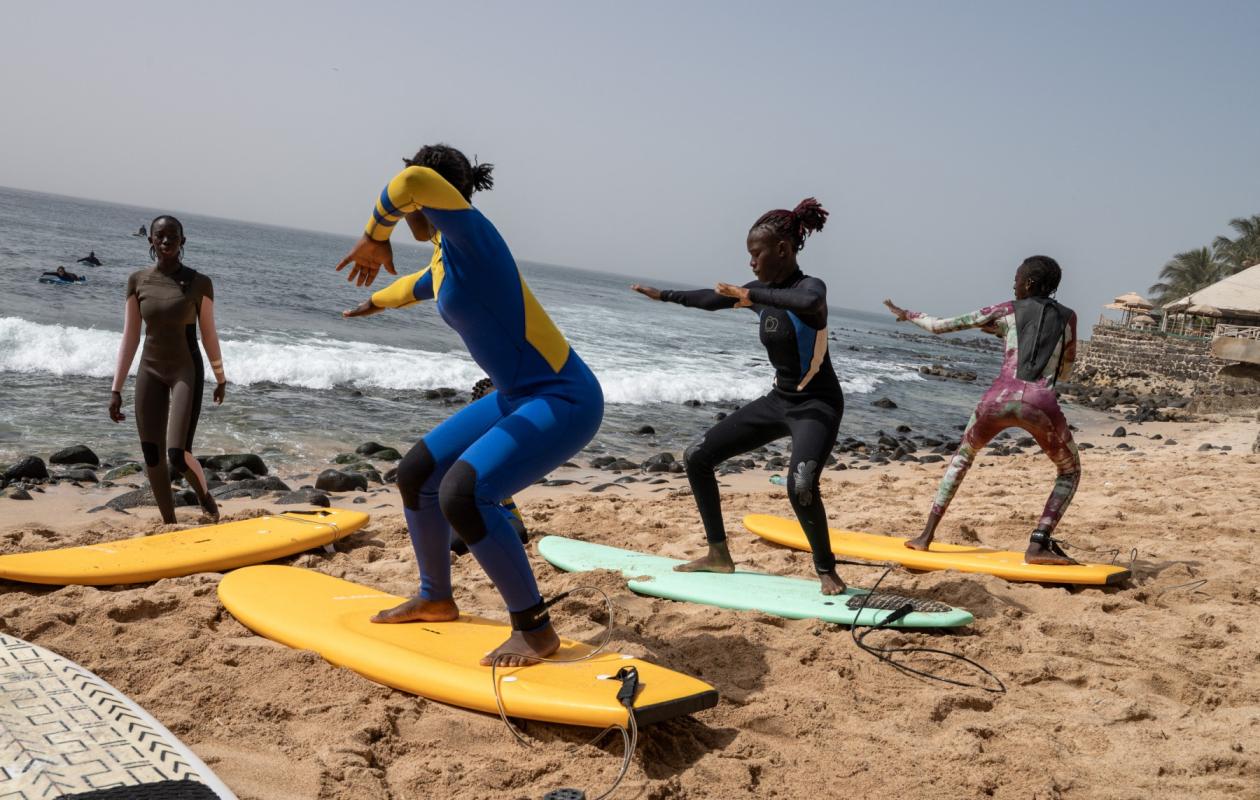 Ngor: le surf pour inciter les filles à retourner à l'école