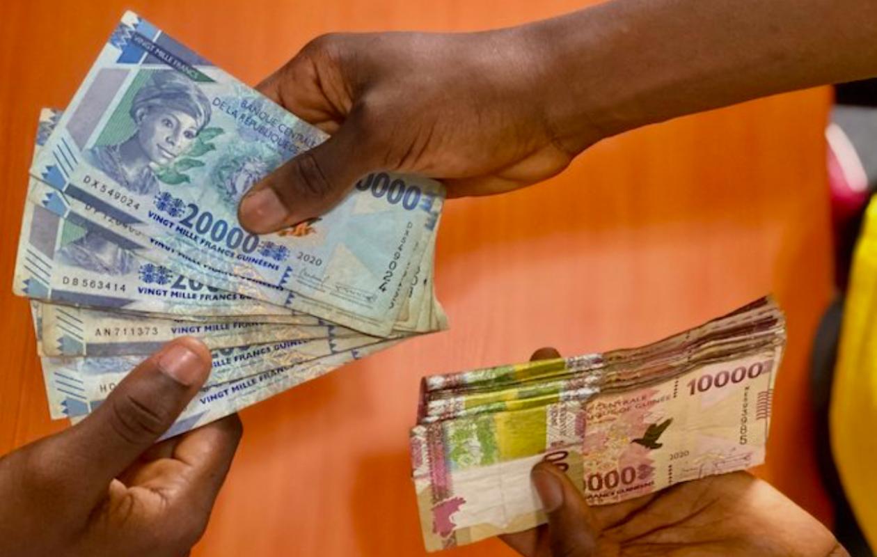 Guinée : les retraits d’argent plafonnés dans les banques, les usagers sur le qui-vive