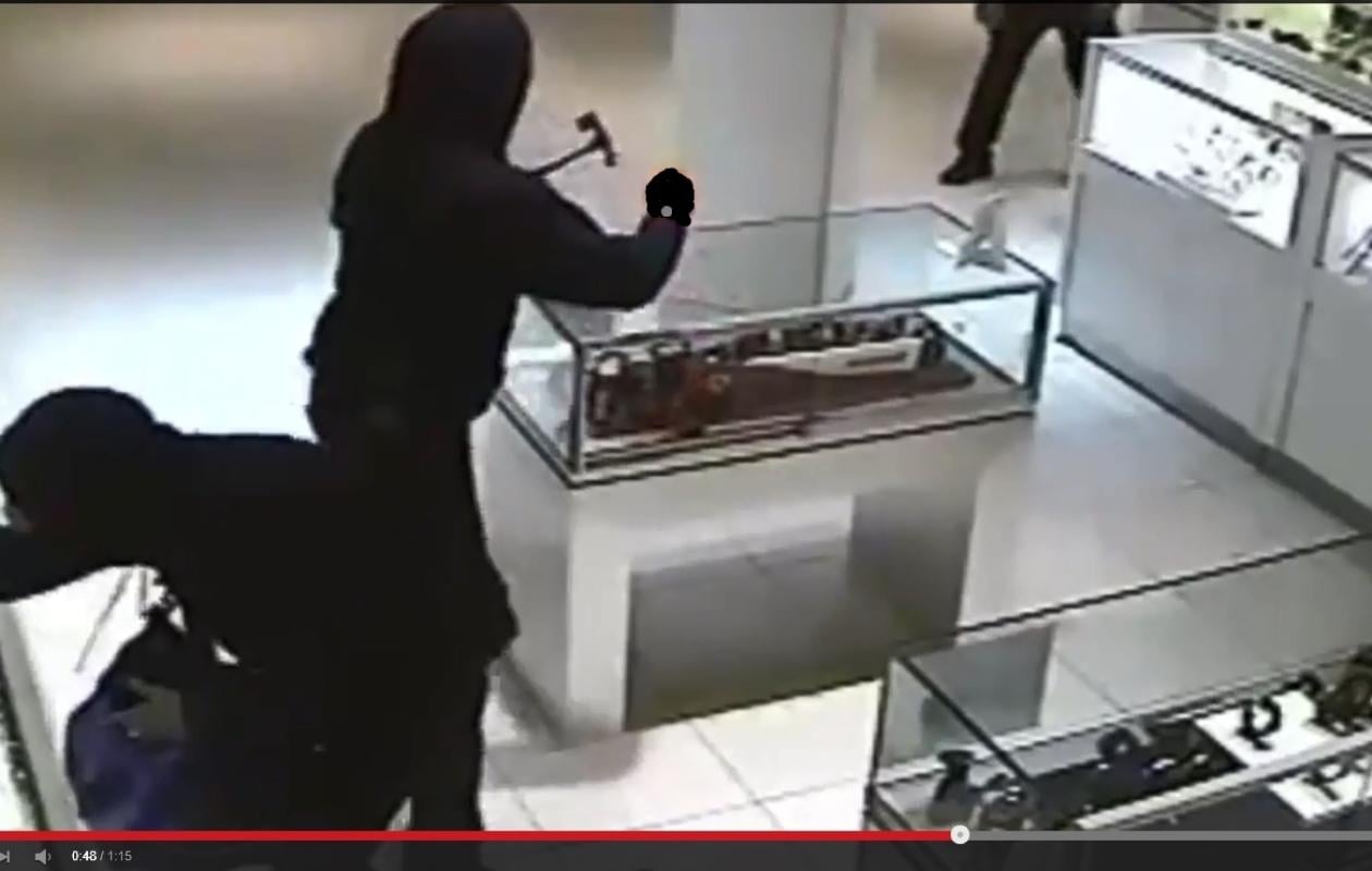 Plus de 100 millions FCFA de butin : Le récit du cambriolage spectaculaire d'une bijouterie par une bande armée