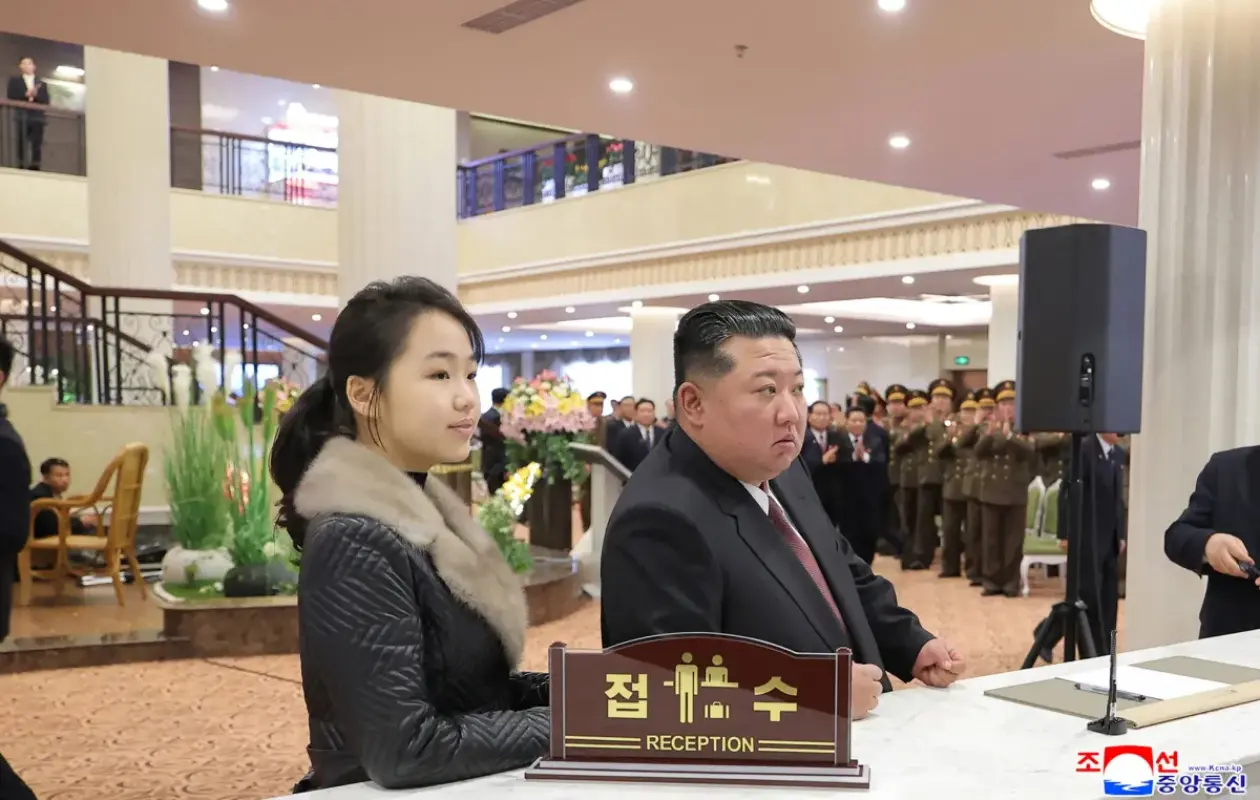 Elle n’a que 13 ans mais son père la façonne déjà comme l’héritière du régime: en Corée du Nord, Kim Jong Un prépare les esprits à ce qu’une femme accède au pouvoir