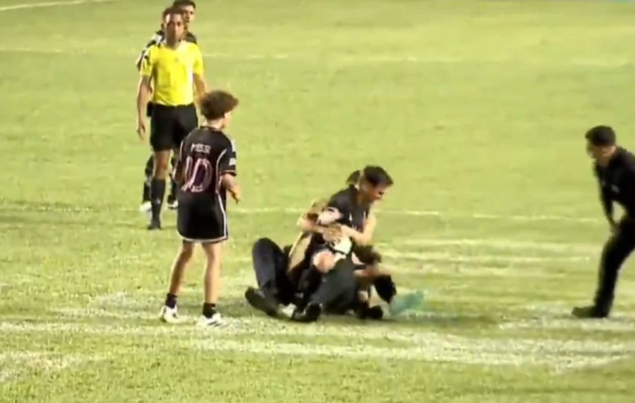 Football : Lionel Messi plaqué au sol par un agent de sécurité pour cause de …