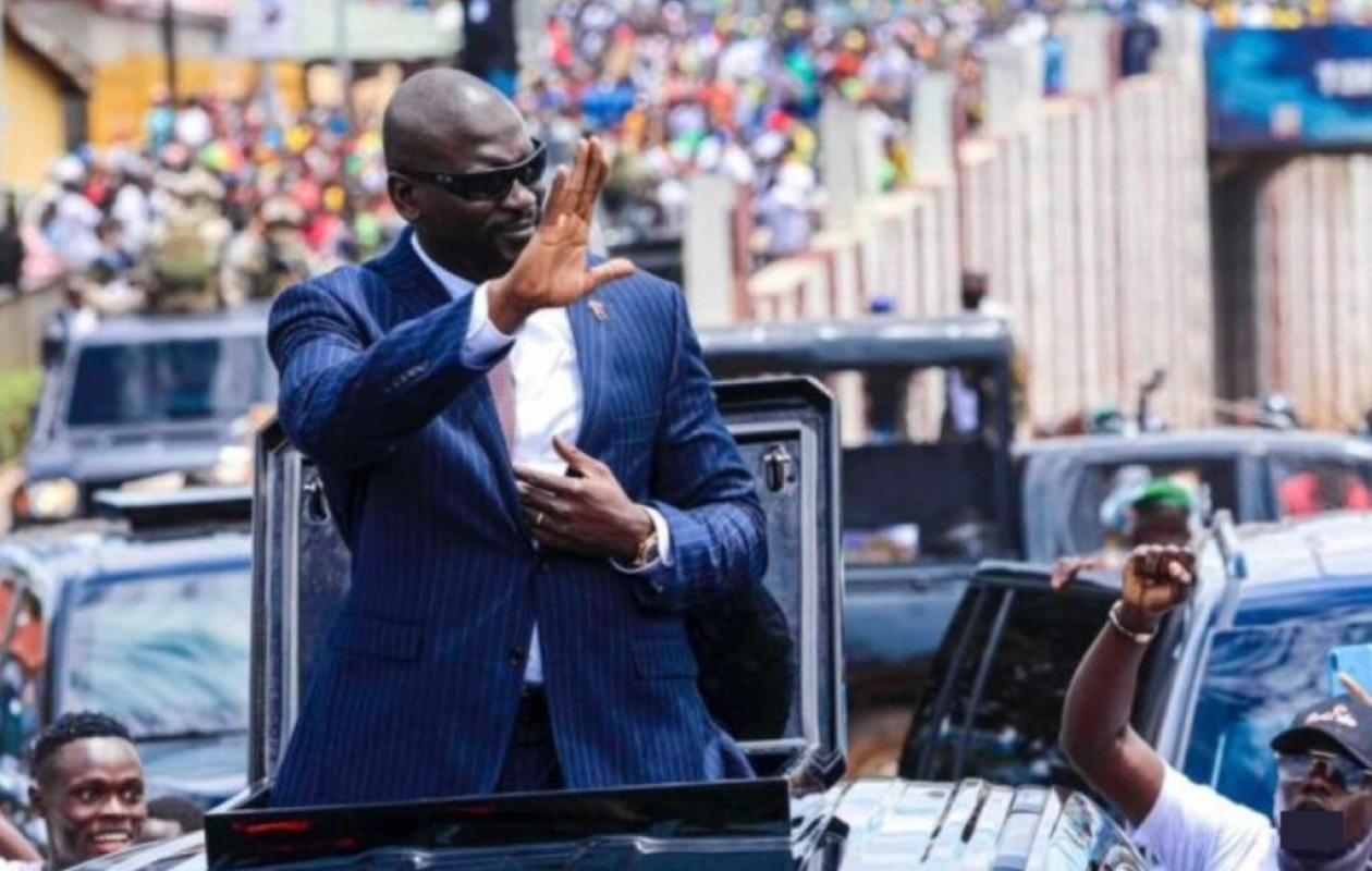 Guinée: le président Doumbouya, absent depuis deux semaines et demi, va "très bien", assurent les autorités