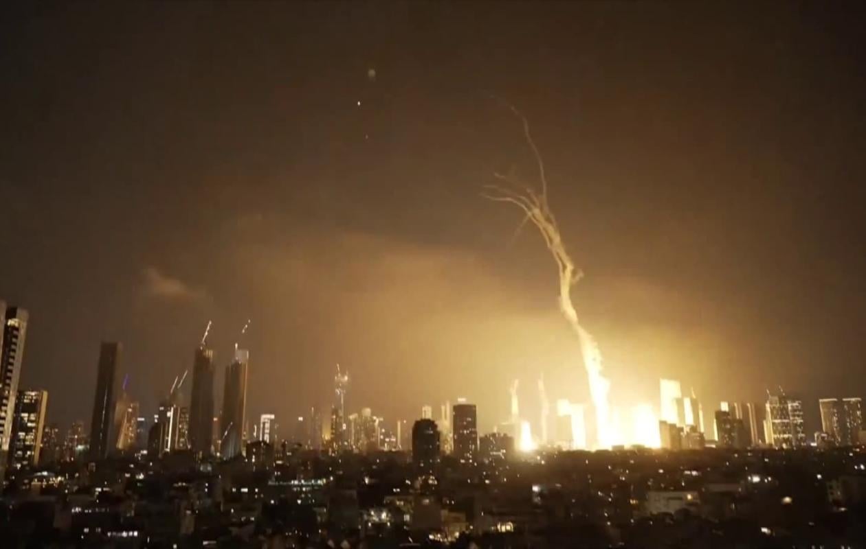 Séries d'explosions entendues à Tel-Aviv après le déclenchement des sirènes