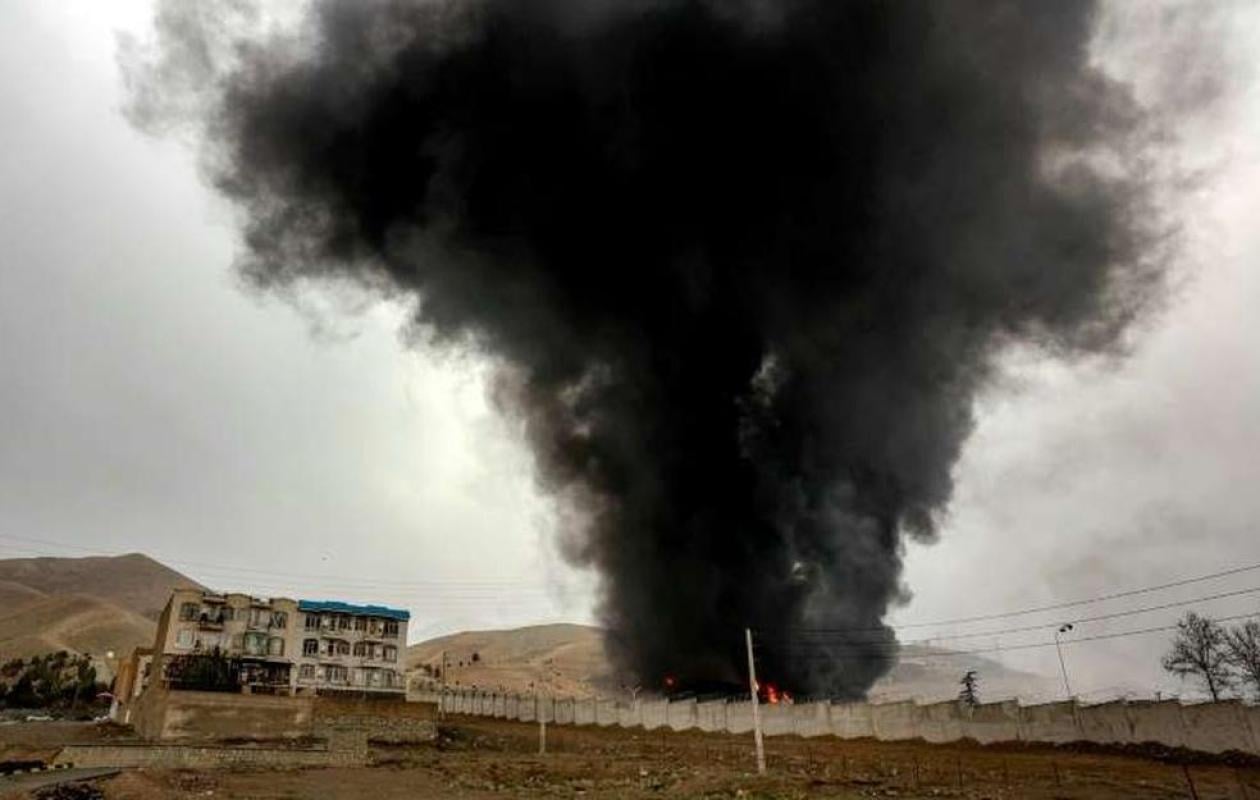 Bombardé, l'Iran riposte et choisit un successeur à Ali Khamenei