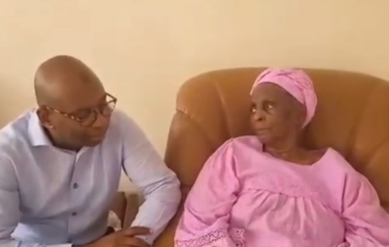 8mars : le ministre Moustapha Guirassy chante pour sa maman disparue