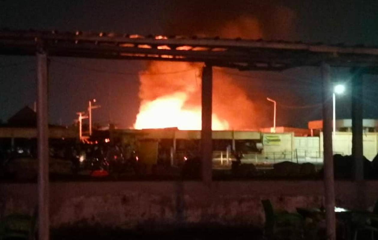 Rebeuss : Le marché situé à côté de la prison est en feu