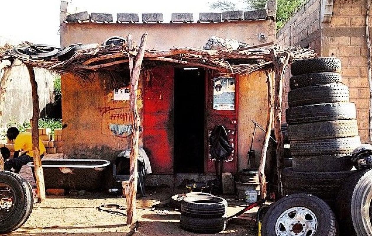 Kédougou : sous la chaleur du Ramadan, les vulcanisateurs réclament la modernisation de leurs outils de travail