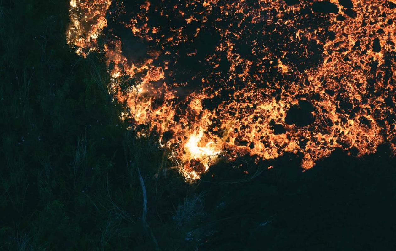 A La Réunion, des coulées de lave coupent la route nationale reliant le sud à l’est, après l’éruption du piton de la Fournaise