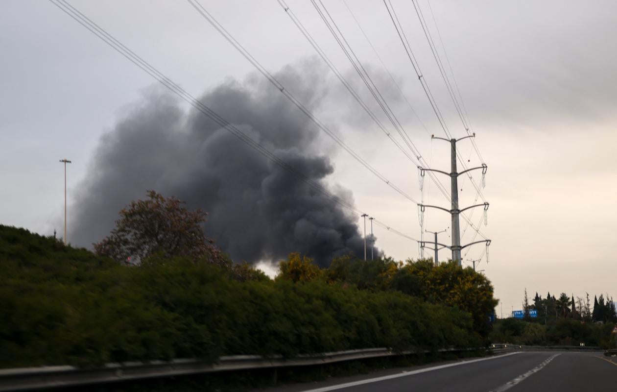 Explosions et fumée noire à Tel-Aviv après une alerte aux missiles iraniens