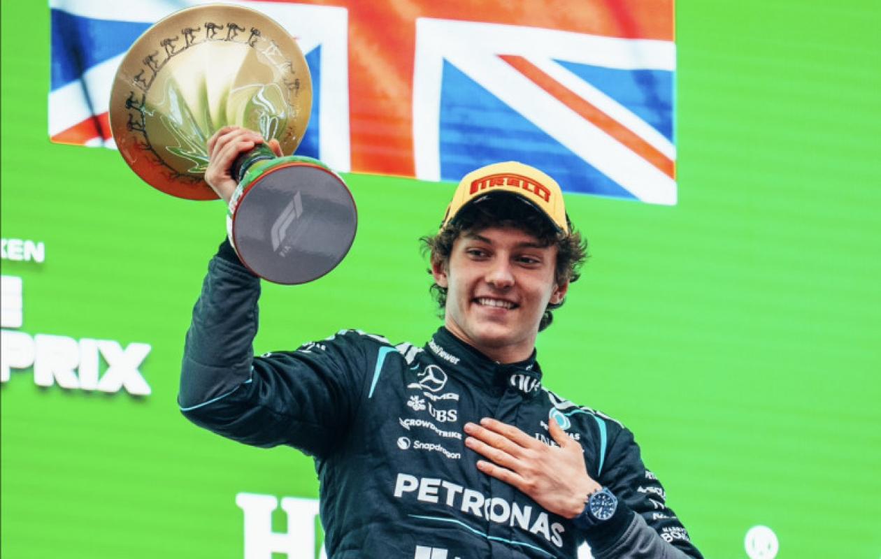 Âgé de 19 ans, il devient le deuxième plus jeune vainqueur de l’histoire de la Formule 1