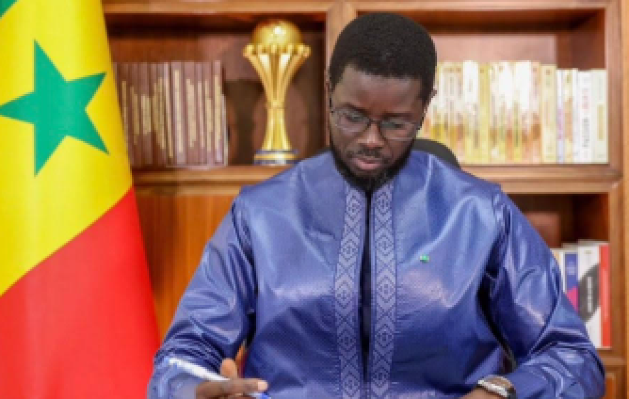 [ARRÊT SUR IMAGE]  Le trophée à sa place : Le message silencieux de Bassirou Diomaye Faye