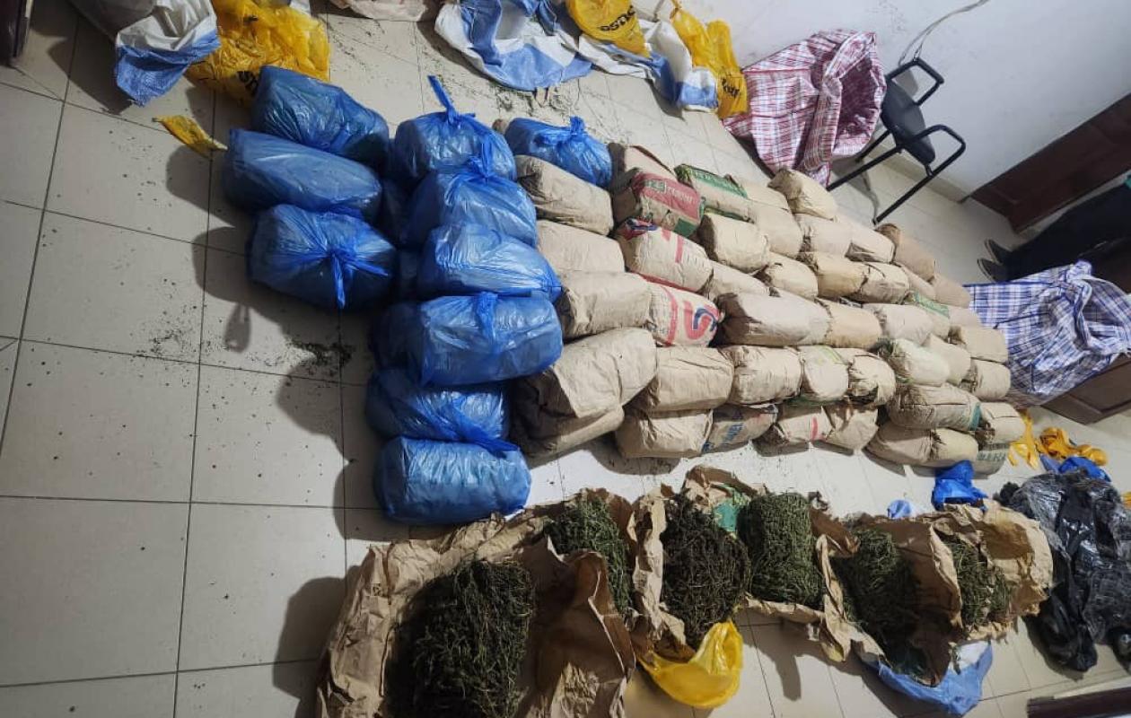 La BRS de Dakar frappe fort à Niacourap : 108 kg de drogue saisis, un prisonnier de Rebeuss suspecté d'être le cerveau du réseau