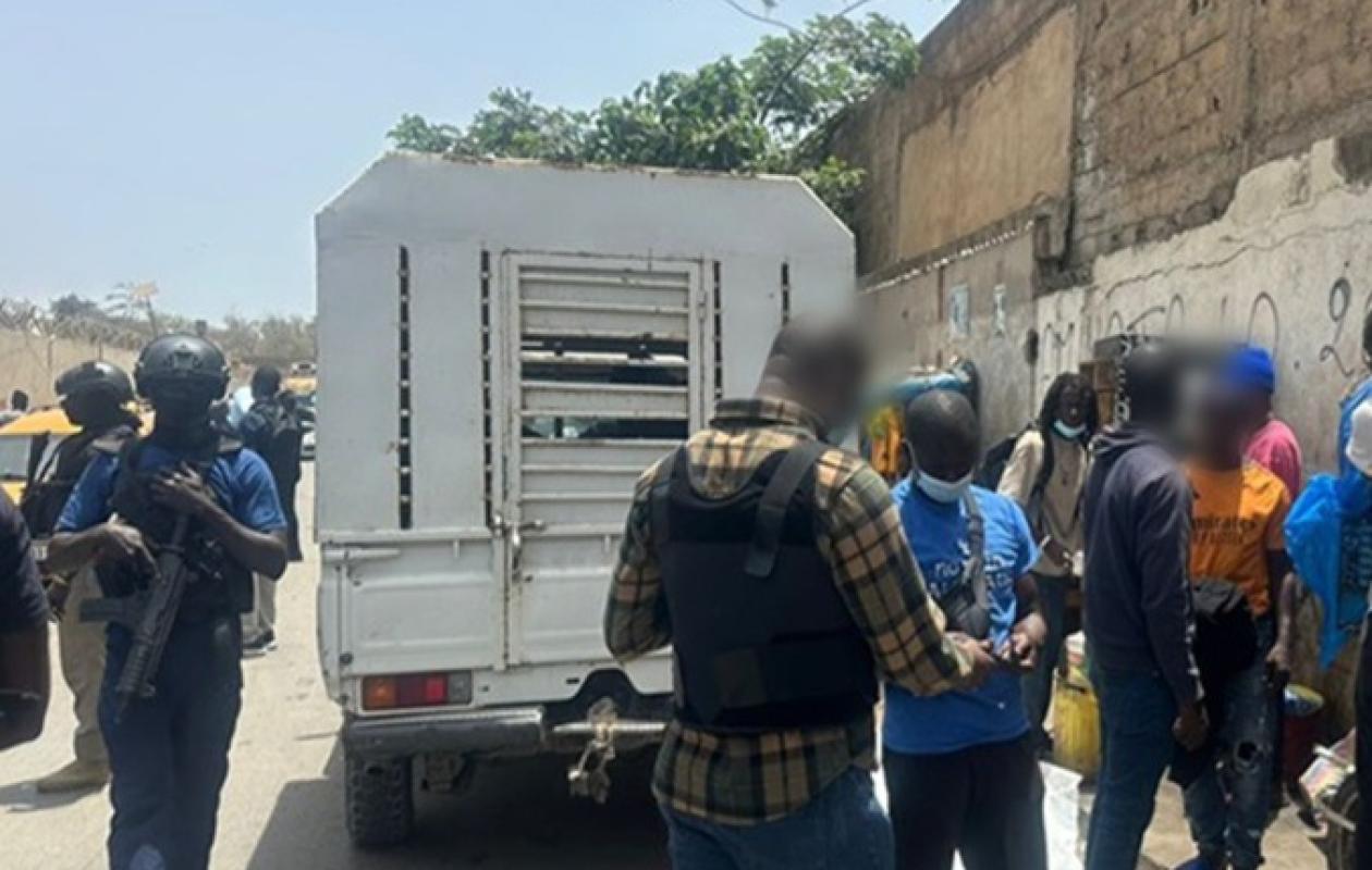 Un trafiquant de drogue, menottes aux poignets, se réfugie dans le domicile du lutteur Liss Ndiago : jets de pierres, grenades lacrymogènes et 2 policiers blessés