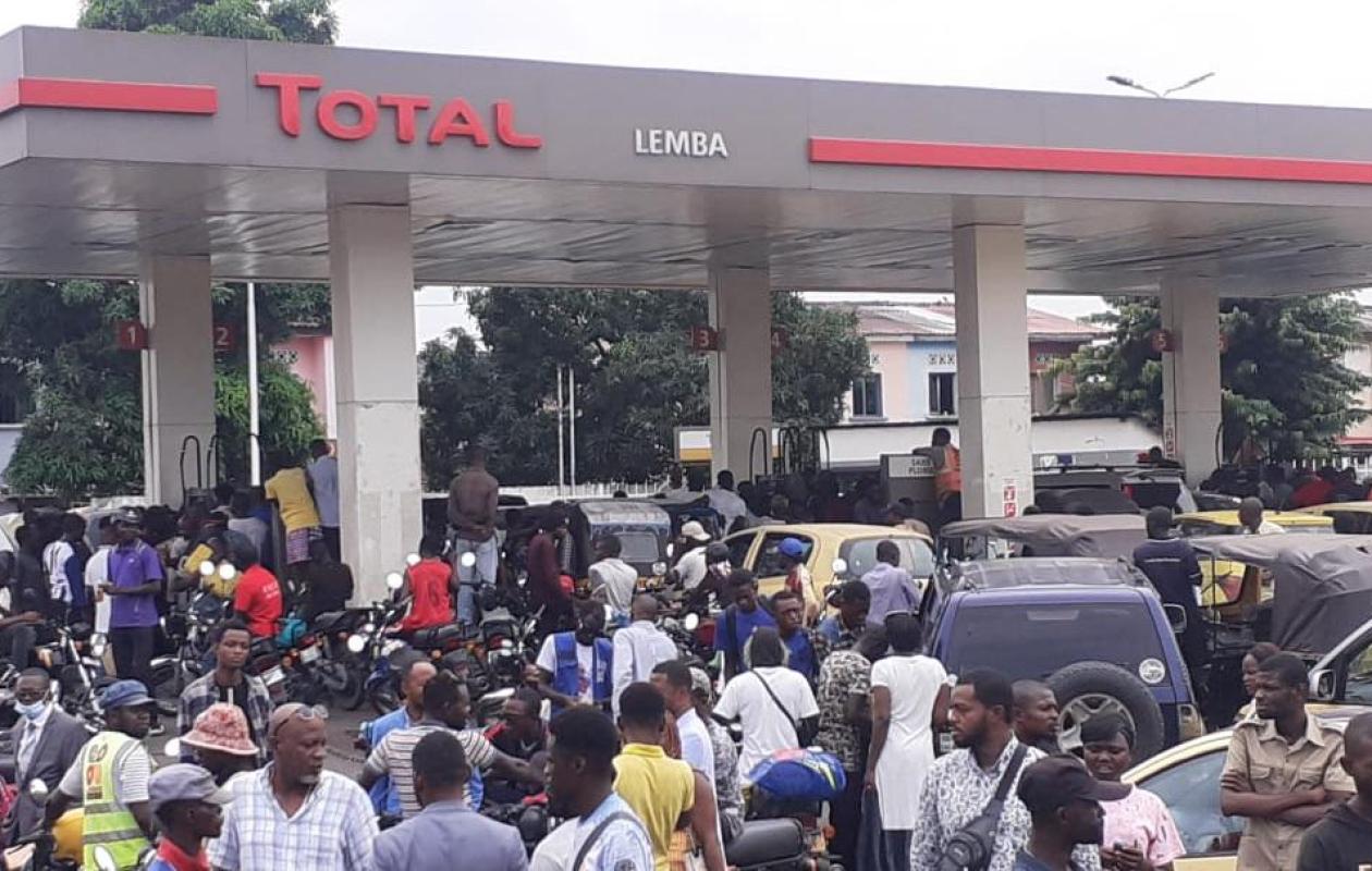 Guerre au Moyen-Orient: à Kinshasa, des files monstres aux pompes à essence