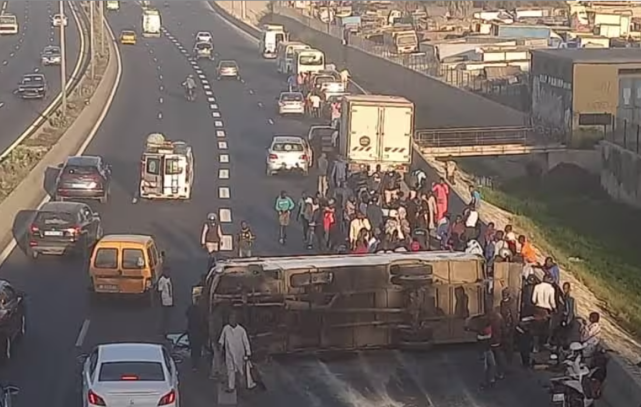 Autoroute Dakar-AIBD : Un « Ndiaga Ndiaye » se renverse à hauteur de Cambérène, d'importants bouchons signalés