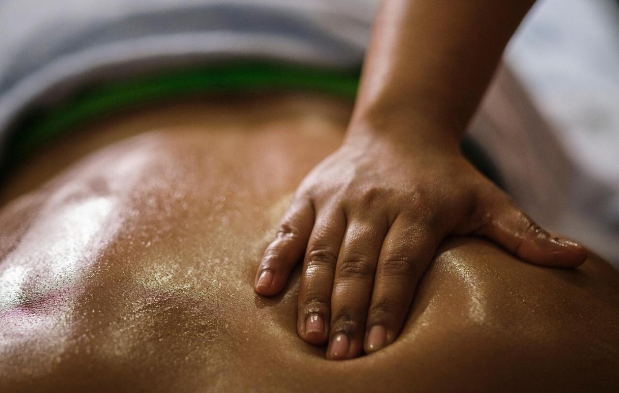 Massage et "finitions" : une proxénète et ses masseuses risquent de 6 mois à un an ferme