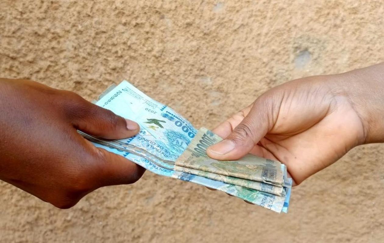 Frais abusifs et pannes géantes : pourquoi le système bancaire guinéen s'effondre