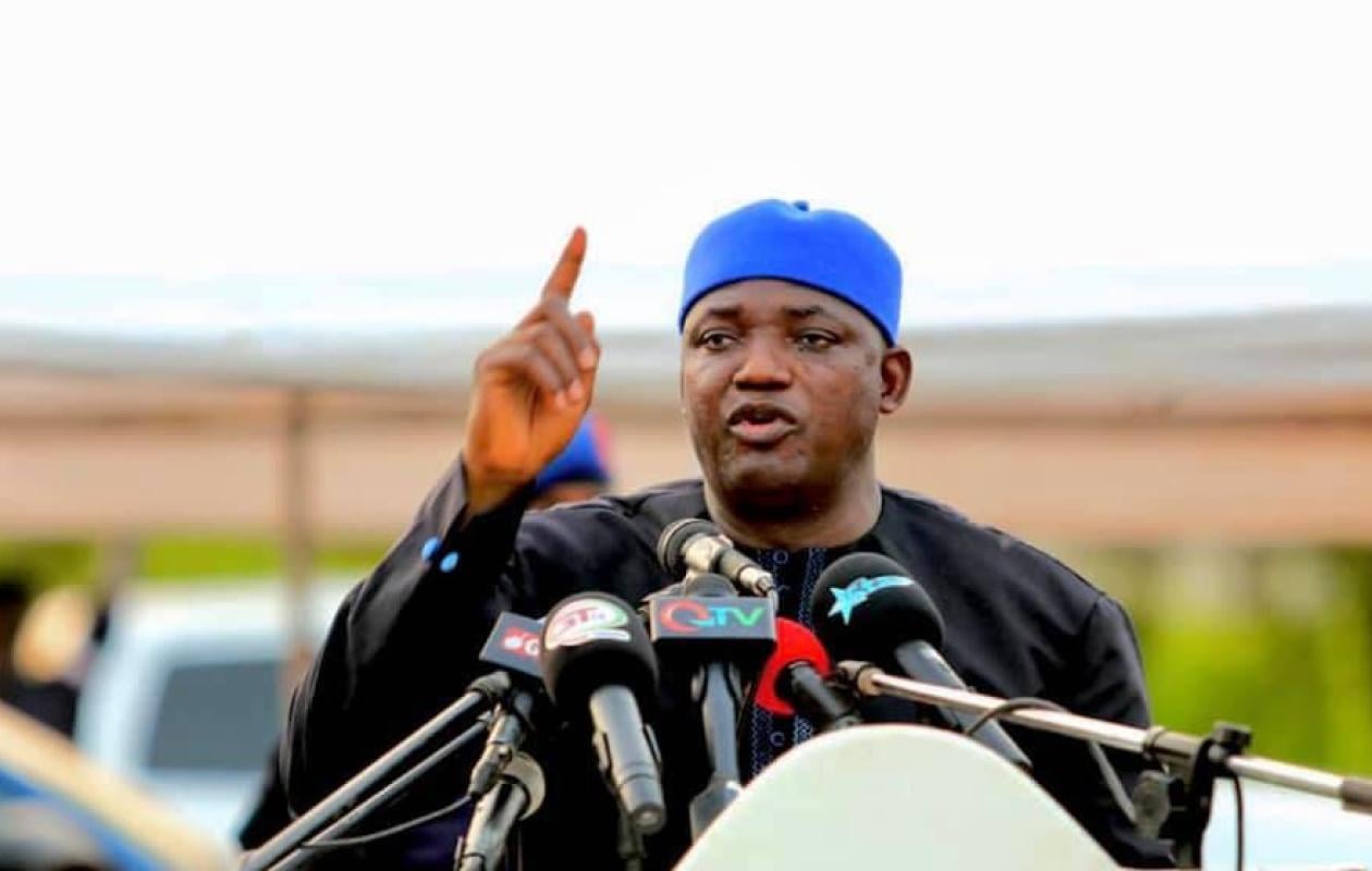 Comme Ousmane Sonko, le président Adama Barrow suspend les voyages de ses ministres !