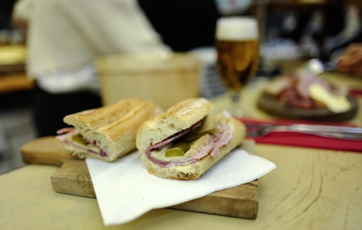 En France, le sandwich jambon-beurre devient chic