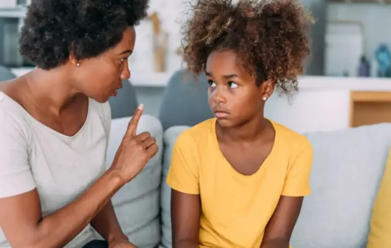 Ceux qui manquent de respect envers leurs parents ont souvent vécu ces 8 expériences pendant leur enfance, d’après la psychologie