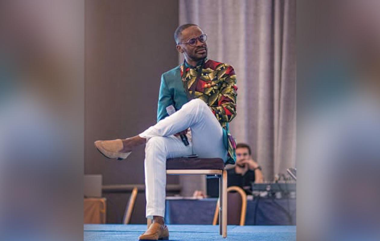 Un père franco-sénégalais raconte comment sa "dureté" a poussé son fils au suicide