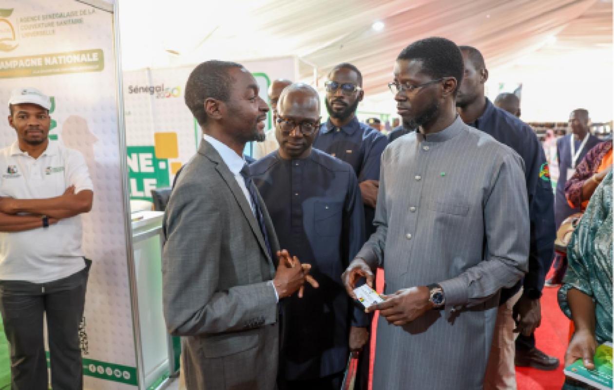 En visite au stand de la SEN-CSU à la FIARA : Le chef de l’Etat reçoit « sa » carte d’assuré