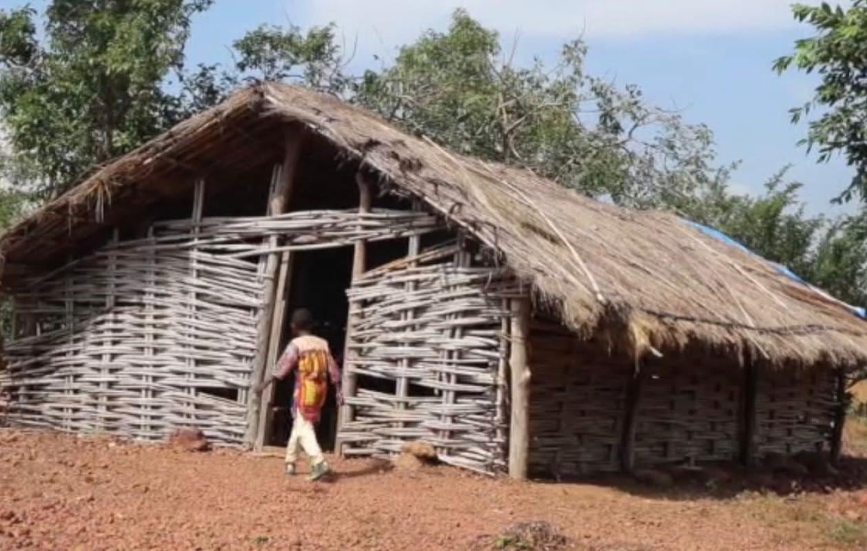 Guinée : L’incroyable calvaire des élèves de Bensery, assis à même le sol sous un hangar