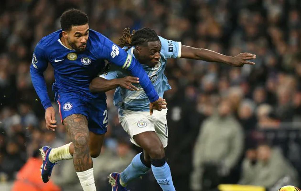 Angleterre: Manchester City mate Chelsea (3-0) et peut croire au titre