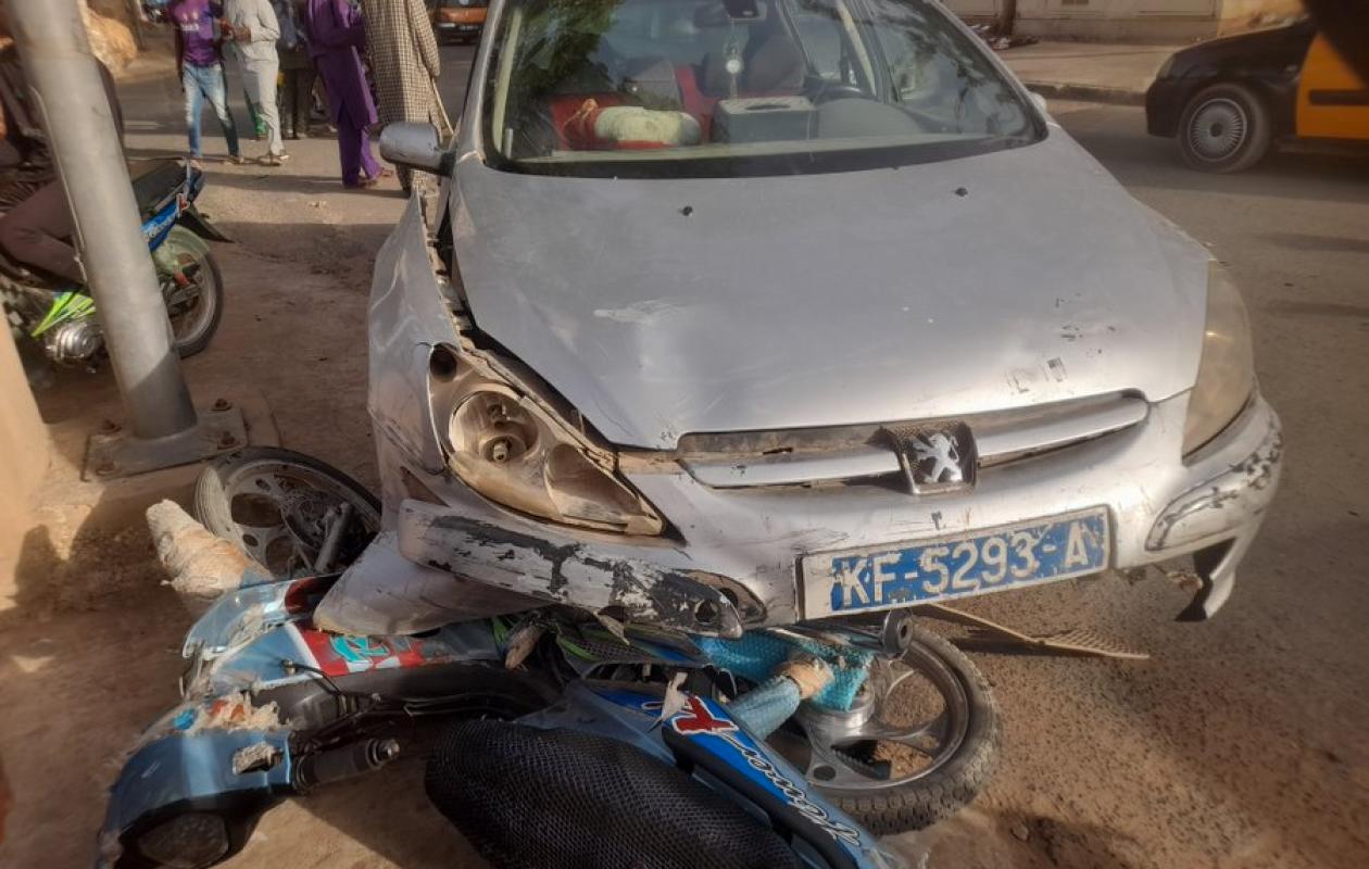Thiès : Un "clando" percute et traine une moto sur plusieurs mètres, une femme grièvement blessée