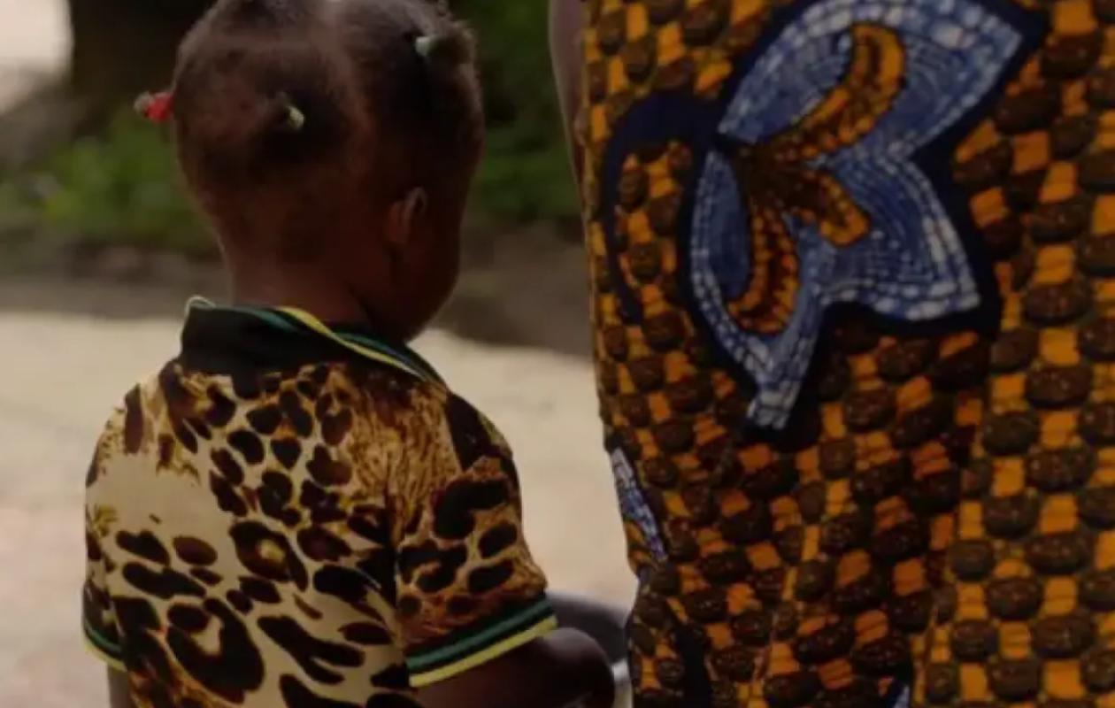 Une fillette de 2 ans applaudit sa mère en pleins ébats : L'incroyable histoire de la femme mariée, de son amant et de la vidéo...