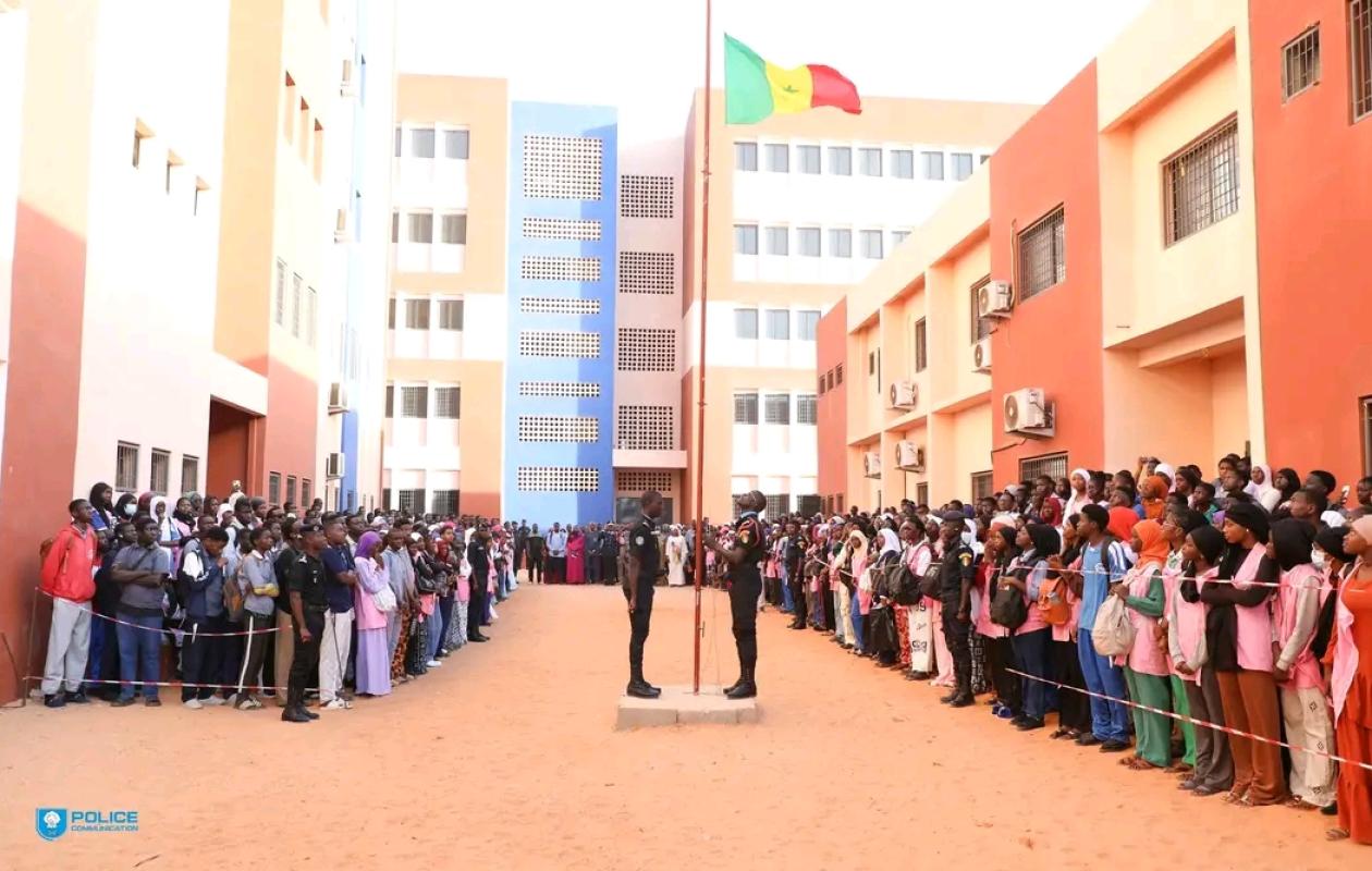 Guédiawaye : La police et le lycée Seydina Limamoulaye unis autour du drapeau pour célébrer le civisme et le patriotisme