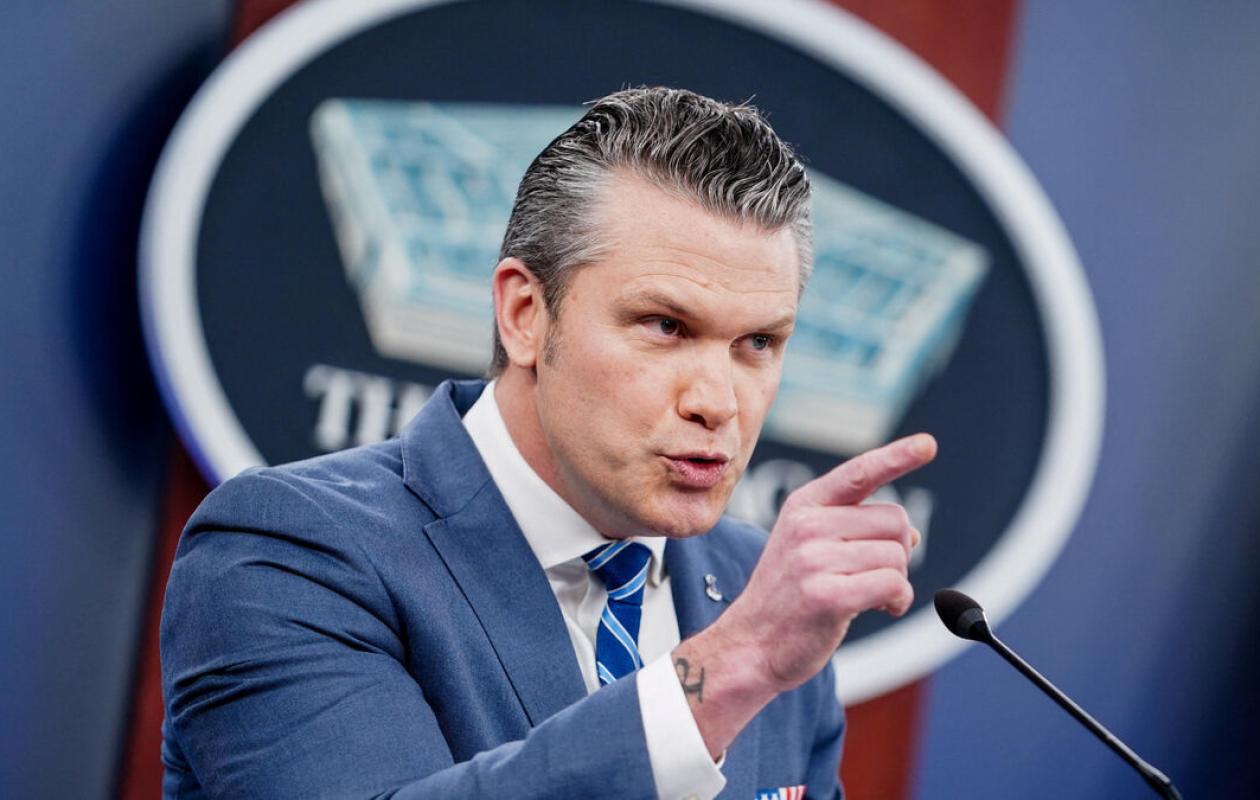 Pete Hegseth pense citer la Bible pendant un discours, mais il s’agit d’un faux verset inventé par Tarantino dans « Pulp Fiction »