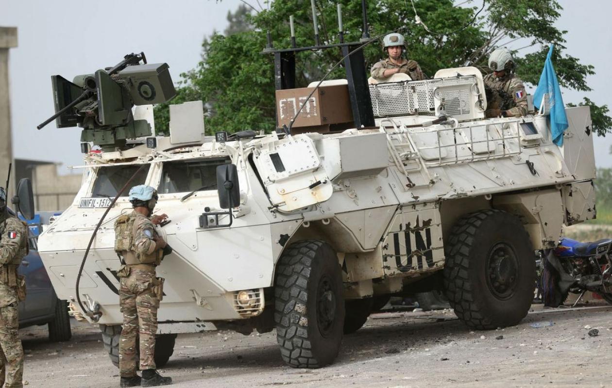 Liban: un militaire français décédé et trois blessés, annonce Macron, qui accuse le Hezbollah