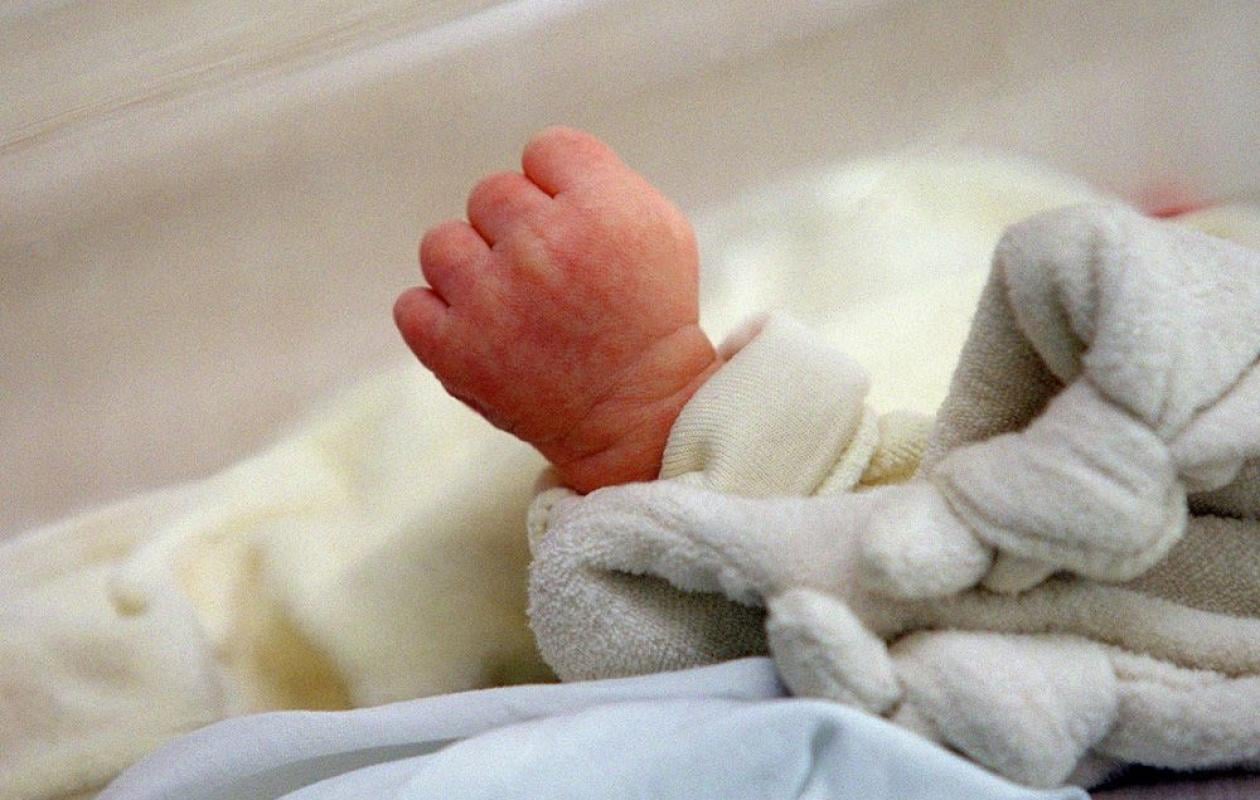 Diasss : Le bébé abandonné dans un seau succombe, sa mère lourdement condamnée