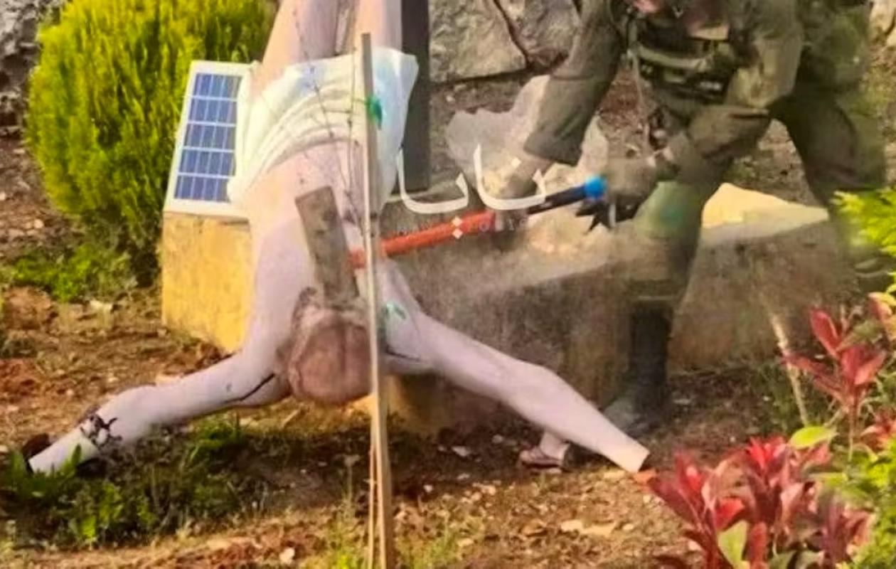 Liban: Israël confirme que le soldat photographié frappant une statue de Jésus est israélien