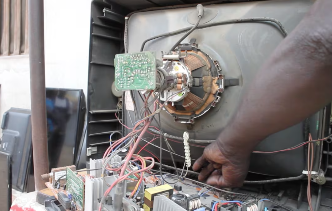 Thiès : Le réparateur de téléviseurs finit par en voler un, découvrez son explication devant le juge