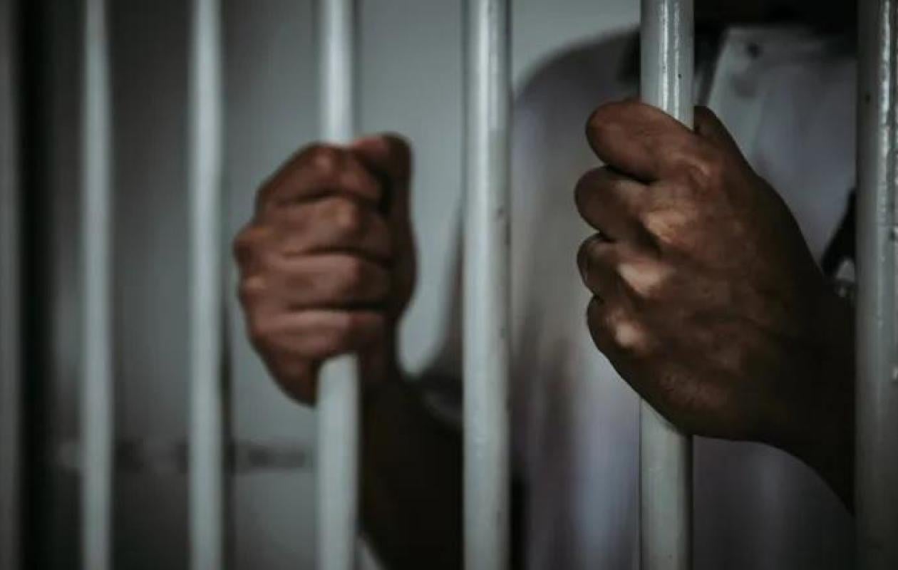 Thiès : Il vole une télé et un sac, puis accuse l’alcool pour échapper à la prison !