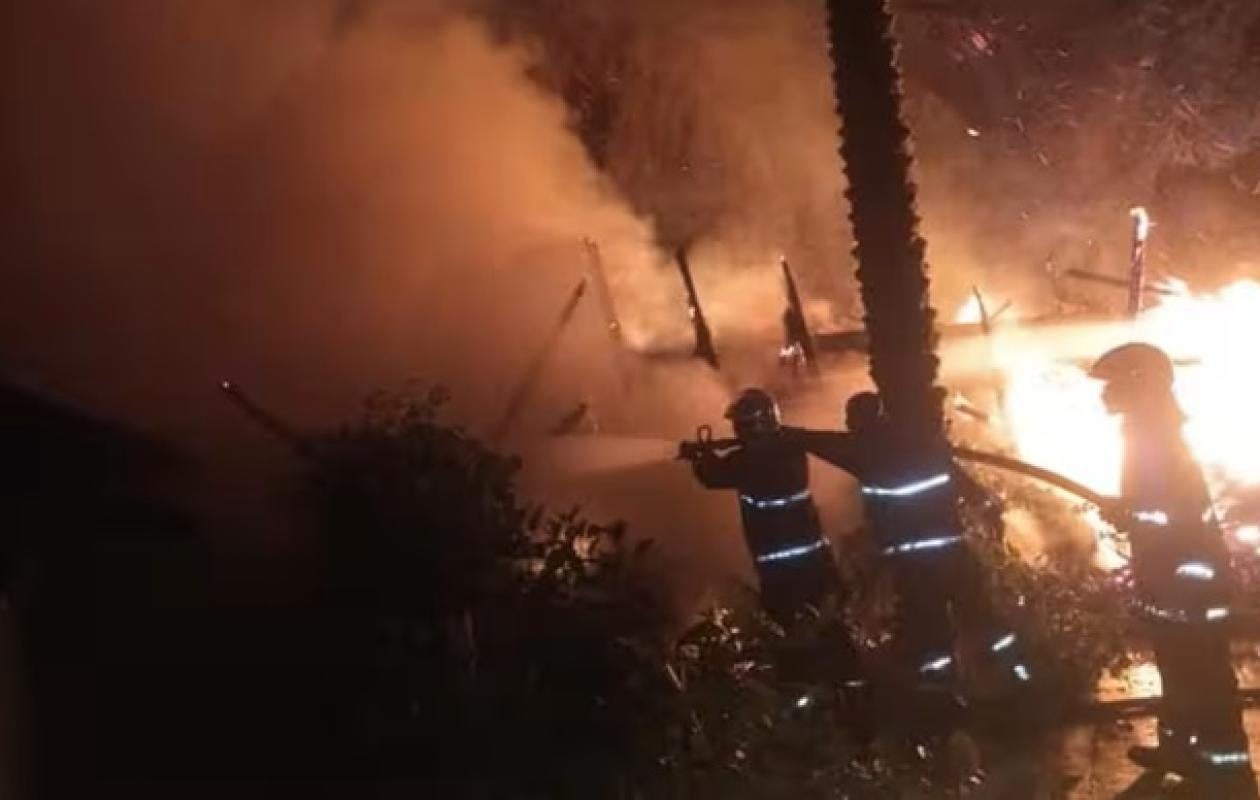 Quitté par sa femme, un marabout incendie sa chambre et tente de s'enfuir avec ses bijoux