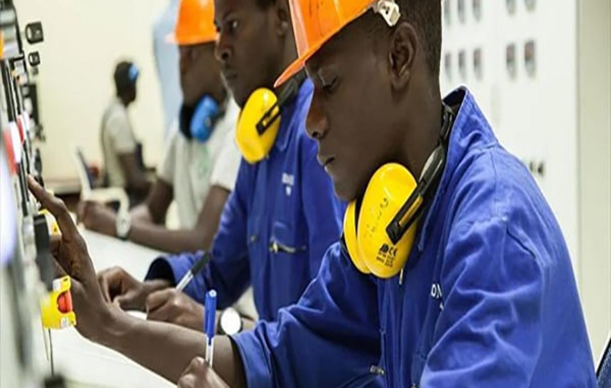 Machines ou salariés ? Les choix qui redessinent l’emploi