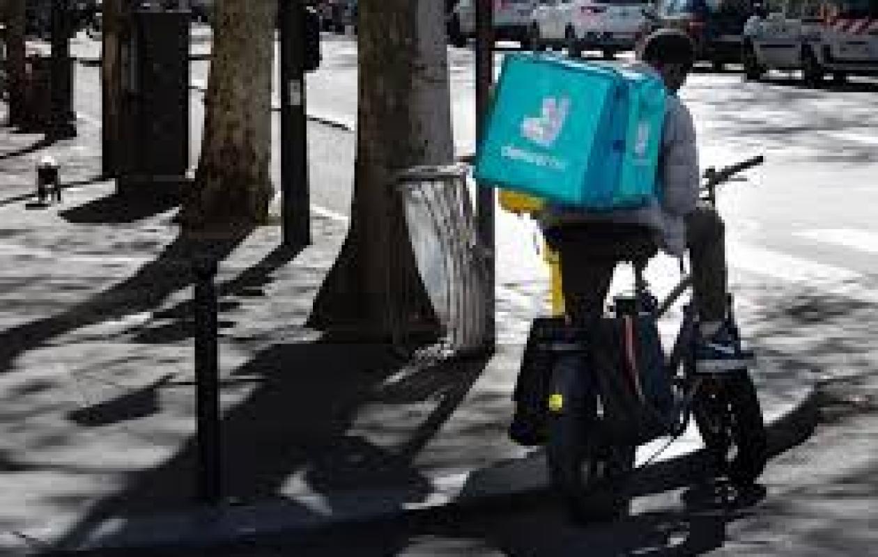 France: Deliveroo et Uber Eats visés par une plainte pour «traite d'êtres humains»