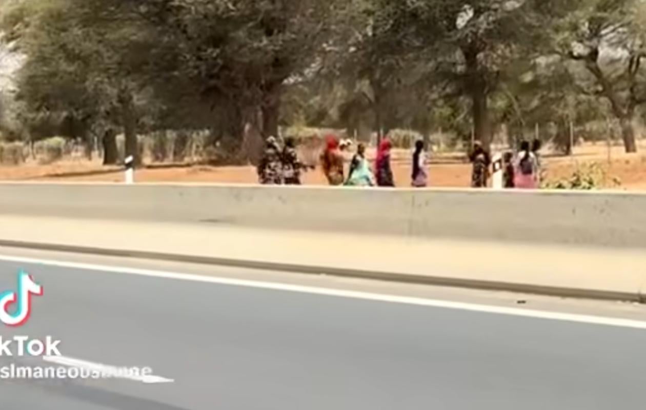 « Contraints » de traverser l’autoroute, les élèves de Réfane et de Reo Mao exigent une passerelle sécurisée