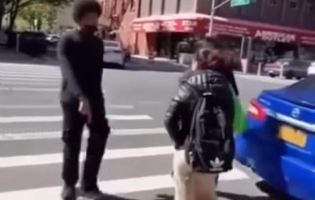 New-York : un jeune garçon piétine la tête d’une fille après qu’elle a refusé de lui donner son numéro (Vidéo)