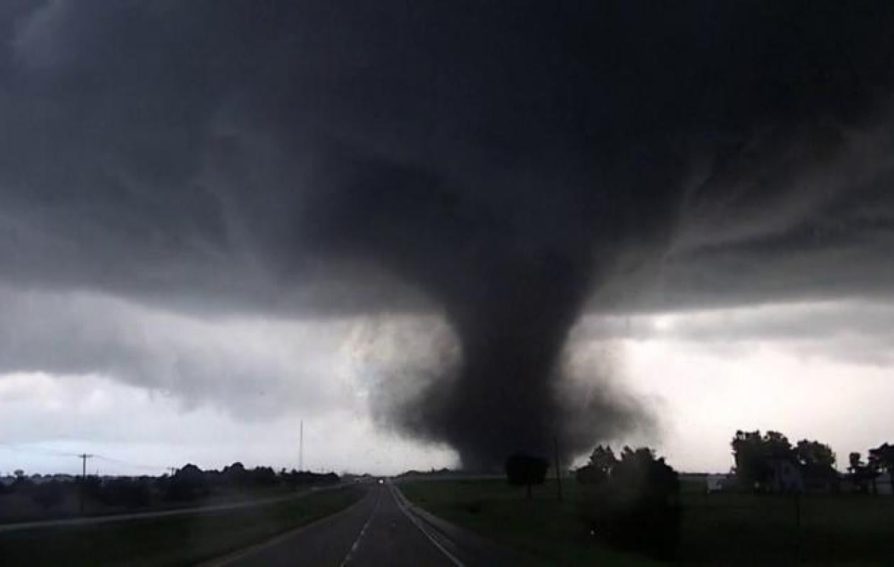 Etats-Unis : une impressionnante tornade détruit tout sur son passage (vidéo)