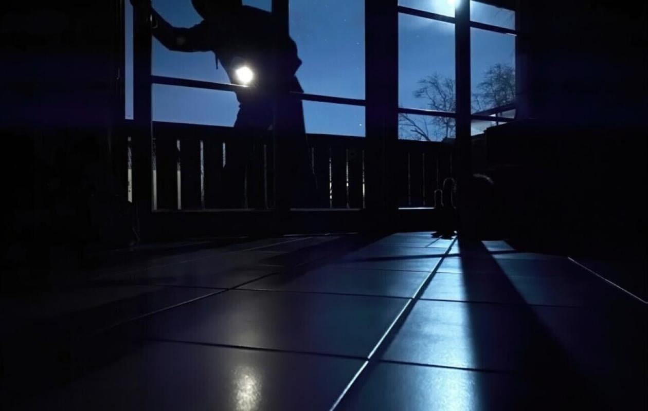 Thiès : un jeune homme arrêté en flagrant délit de tentative de vol nocturne dans un domicile