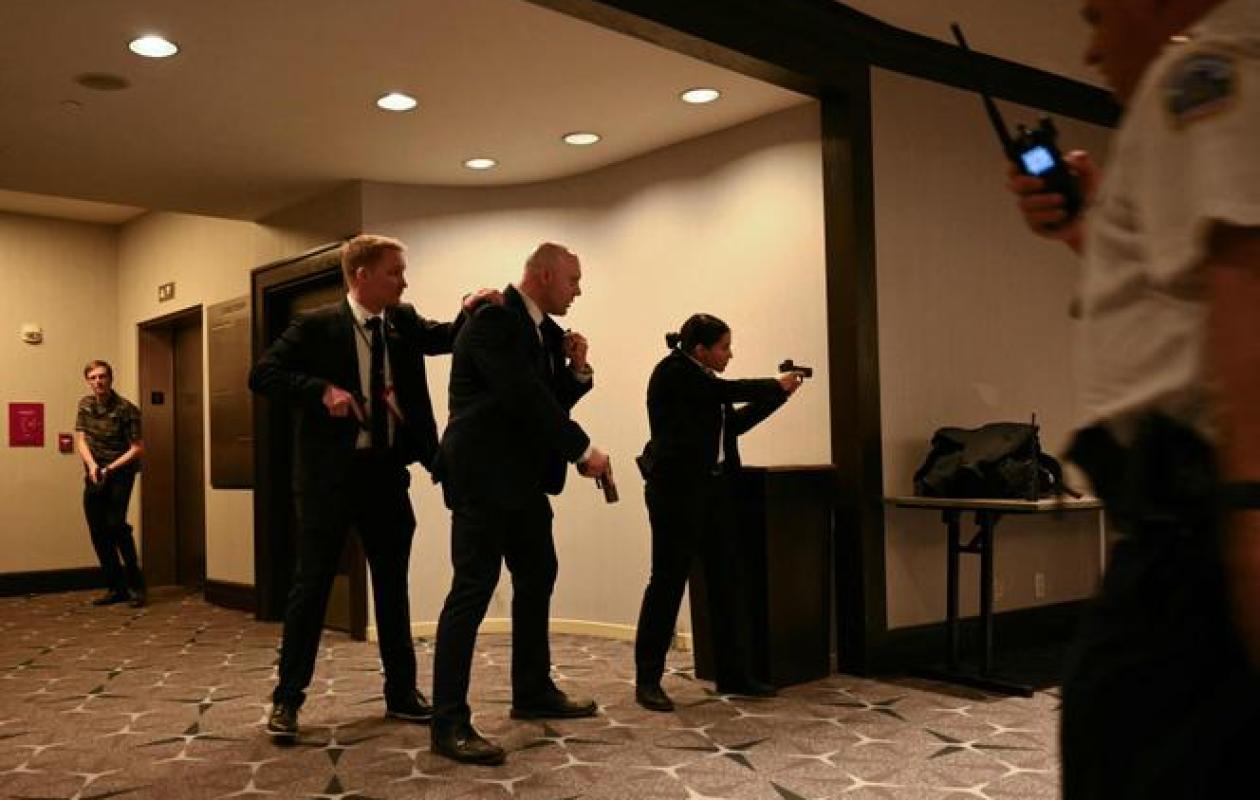 Trump évacué après des tirs au dîner des correspondants de la Maison Blanche