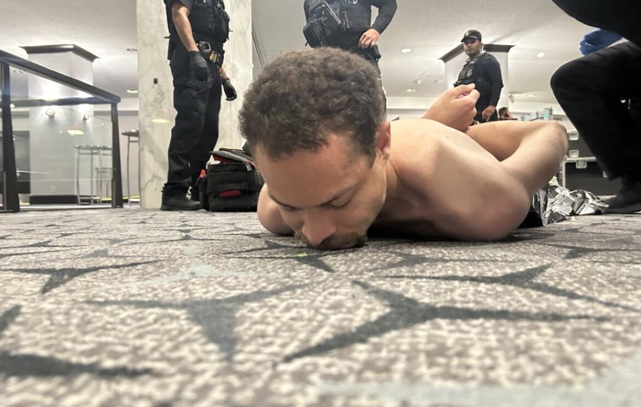 "A terre!" Comment le gala de la presse à Washington a tourné au chaos