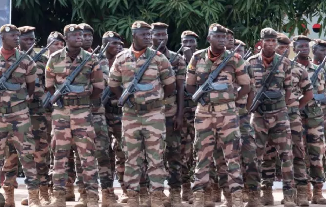 Mali: des militaires "complices" arrêtés après les attaques du JNIM et du FLA