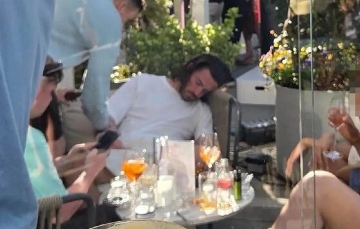 "L'alcool a dû le rattraper": les images Jack Grealish ivre et endormi dans un bar de Manchester