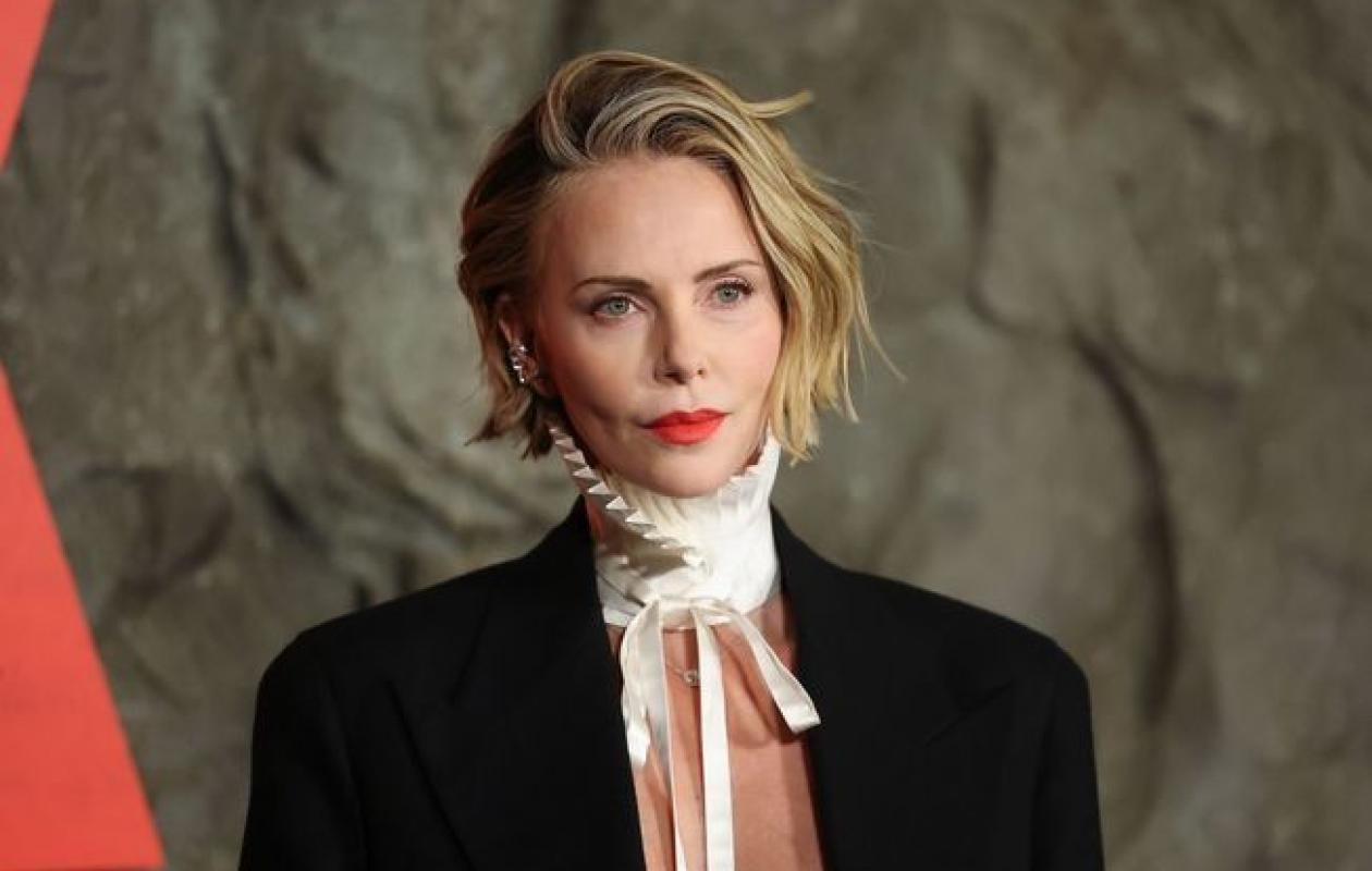 Charlize Theron raconte la nuit d’horreur où sa mère l’a sauvée en tuant son père