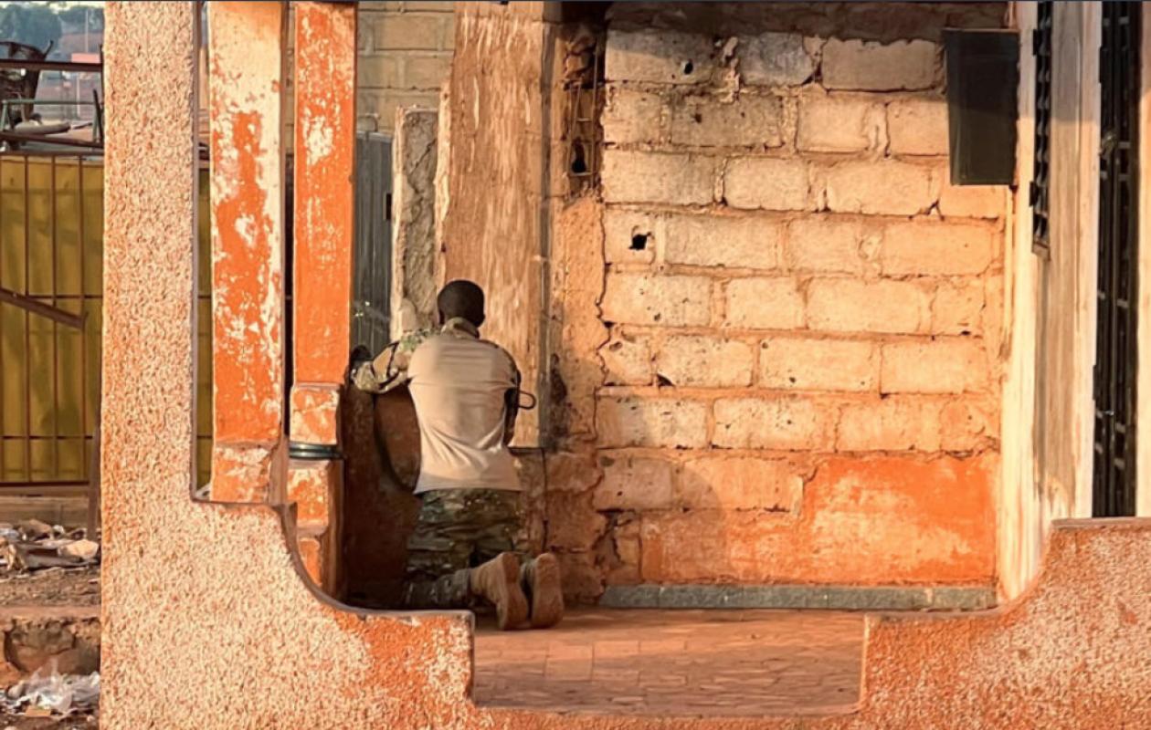 Nouveau bilan des attaques au Mali: au moins 23 morts samedi à Kati, près de Bamako (source hospitalière à l'AFP)